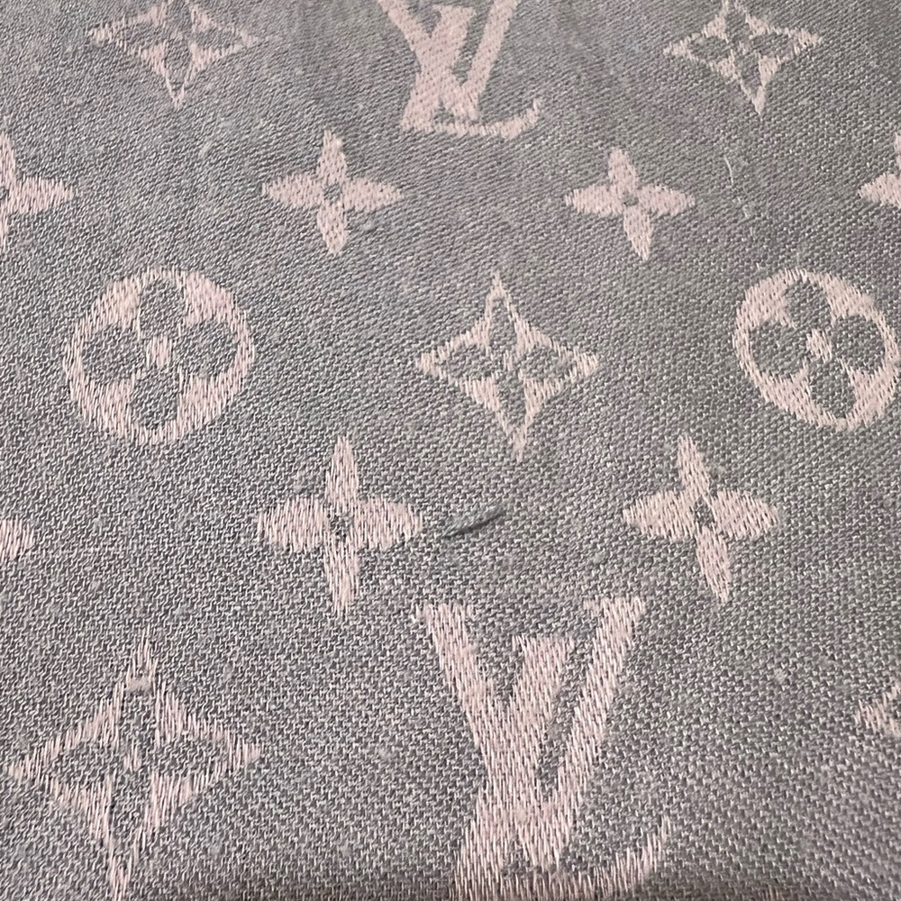 Louis Vuitton monogram shawl in soft grey and blush pink tones - Picture 15 of 15